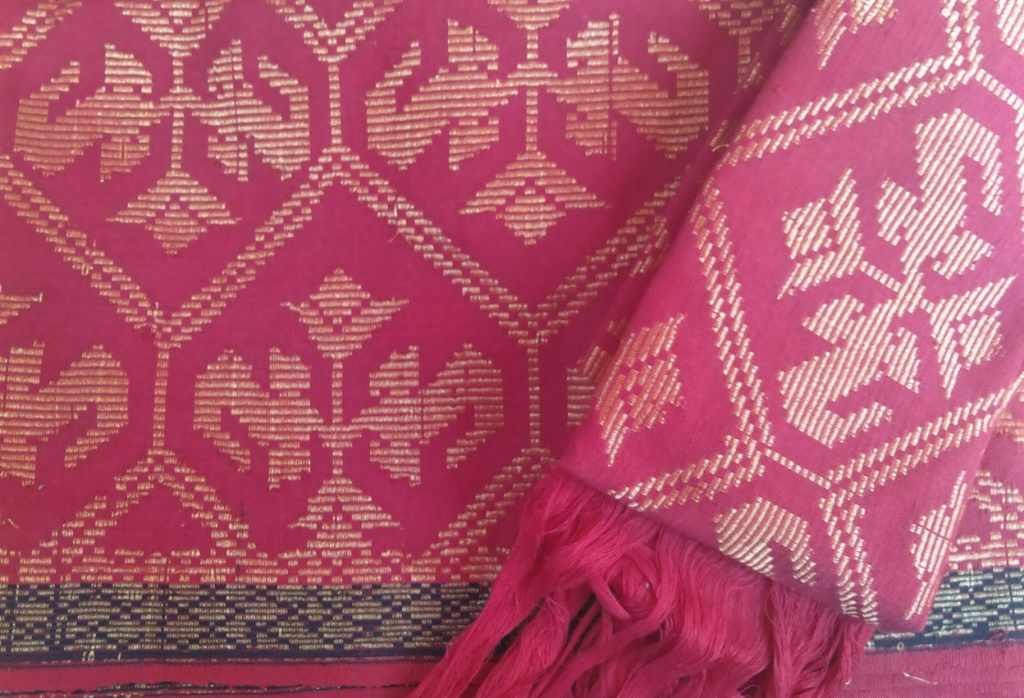 Kain Tenun Merah